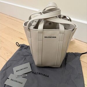 Brand New Balenciaga Cream Everyday 2.0 XS Tote Handbag With Straps